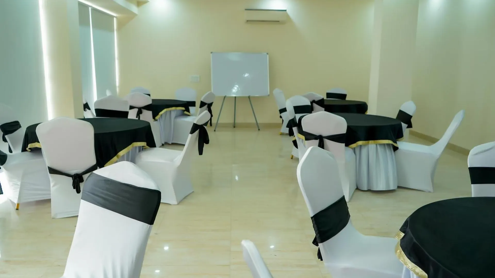 Hotel The Luxe 18 - Golf Course Road Gurgaon