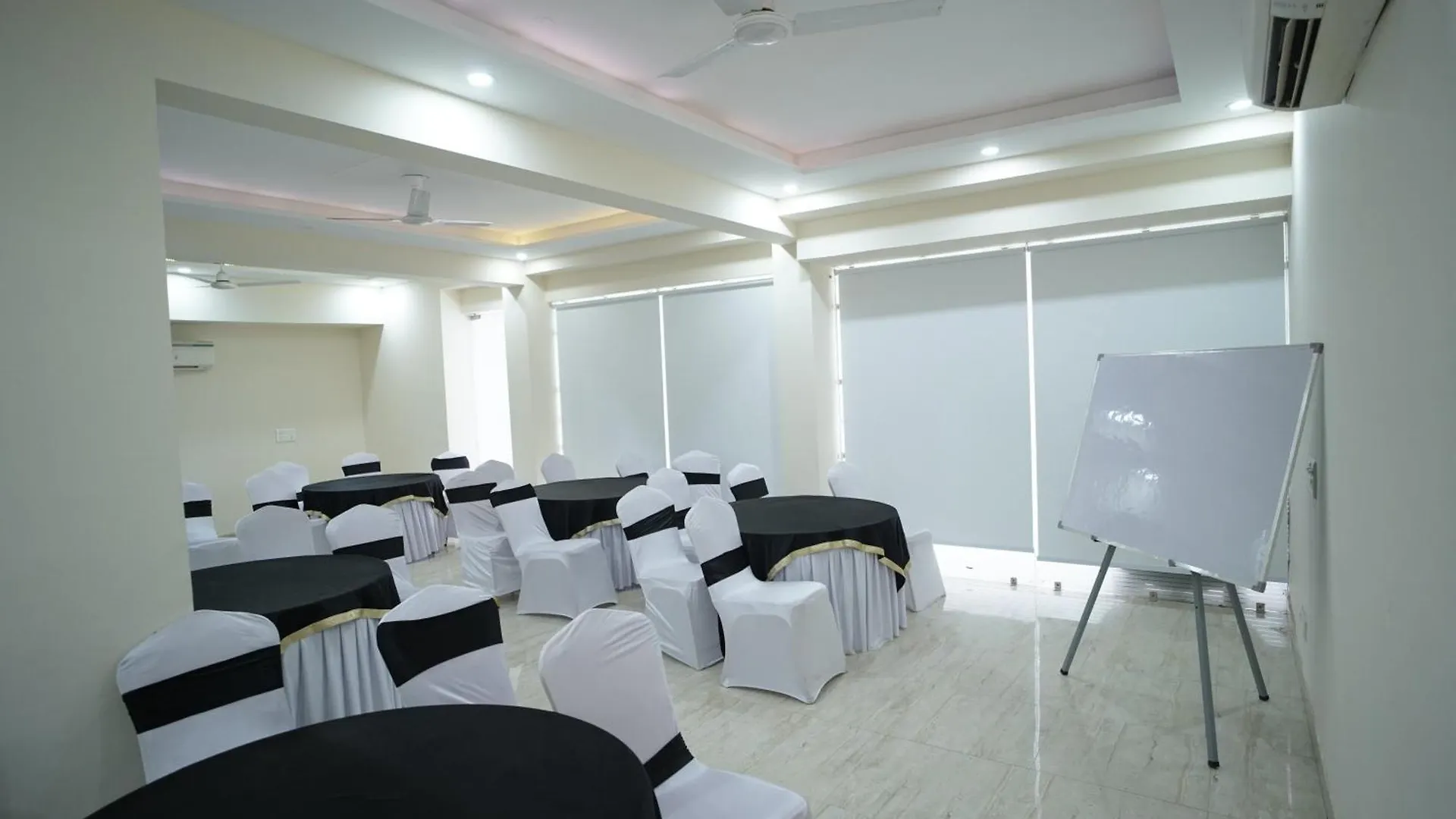 Hotel The Luxe 18 - Golf Course Road Gurgaon