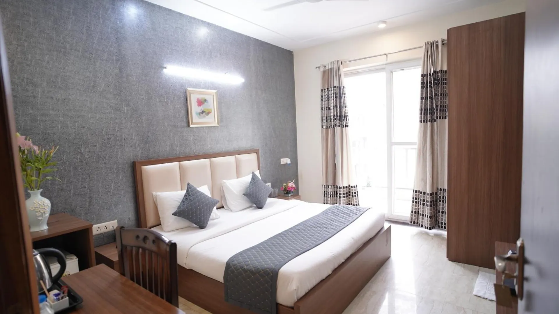 Hotel The Luxe 18 - Golf Course Road Gurgaon Indie