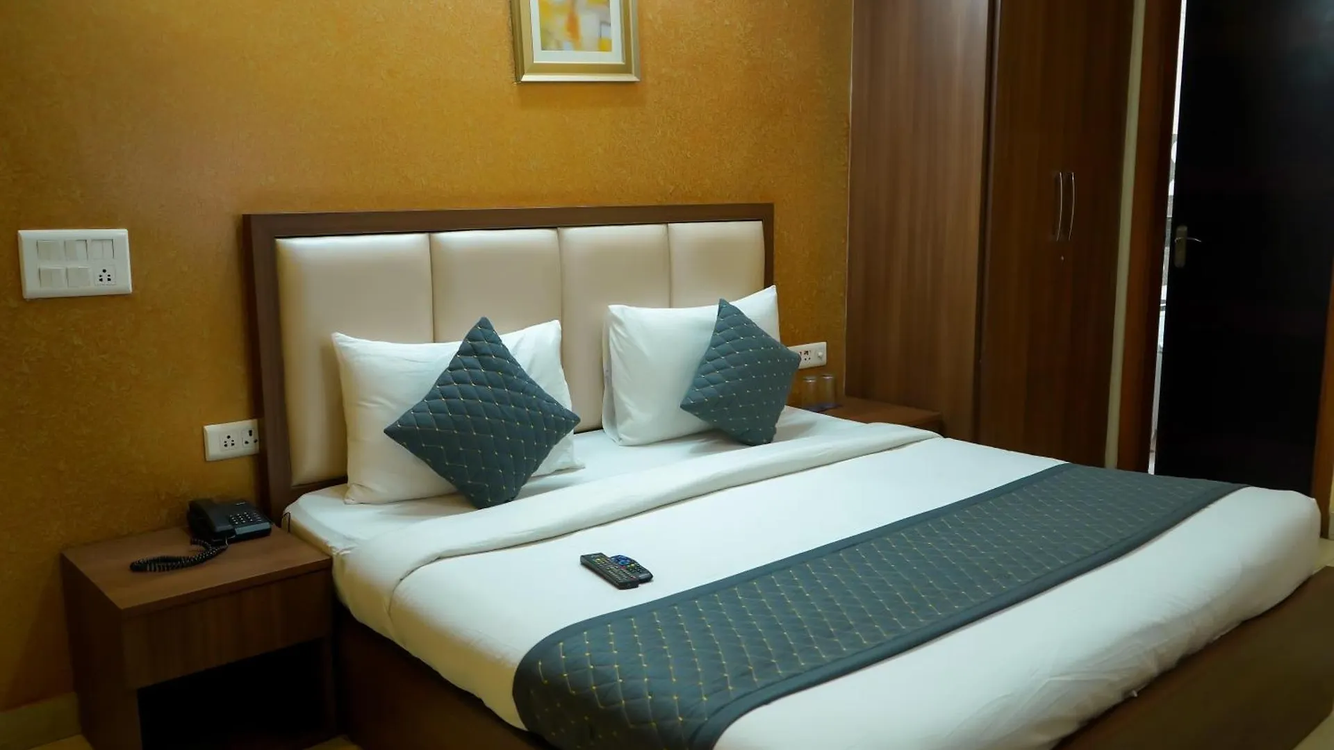 Hotel The Luxe 18 - Golf Course Road غورغاون 3*,  الهند